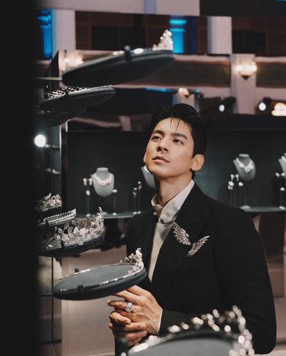 AustinLin27's tweet photo. 在這場頂級珠寶展，看見音樂看見舞蹈，感受各色珠寶與鑽石璀璨躍動的魔幻。讓飾品不只是點綴，而是生活中的藝術品，也是經典故事中永恆的主角。

謝謝 @chaumetofficial 的邀請，配戴上 Un Air de Chaumet 白金與玫瑰金的鑽石胸針，將羽翼化為珠寶，像是對精彩夢想的展翅，也是熱愛自由的優雅性 https://t.co/AsE87Q3QvE