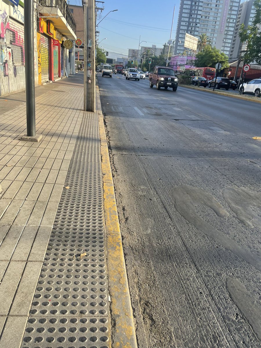 NathalyBlanco8's tweet photo. @metrodesantiago Ninguna micro de apoyo!!! 
Y desde las 7:00 que están con problemas en la línea 2 https://t.co/KFaFhlaHgr