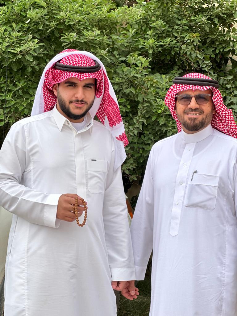 odh8172's tweet photo. نصف سنة - ستة أشهر - 
١٨٠ يومًا
طيفك - صوتك - ضحكاتك سوالفك - حواراتك ونقاشاتك المؤدية وخدماتك وفزعاتك لي ولأهلك ولأصدقائك لم تفارقني لحظة وترن في اذناي كلماتك :
#أبشر_ابيّي_سمّ_لبيه
جمعني بك وبوالدي ووالدتك ومن نحبهم في جنات النعيم
#أسامة_علي_عودة_المحيميد https://t.co/PJaBXYR2sT