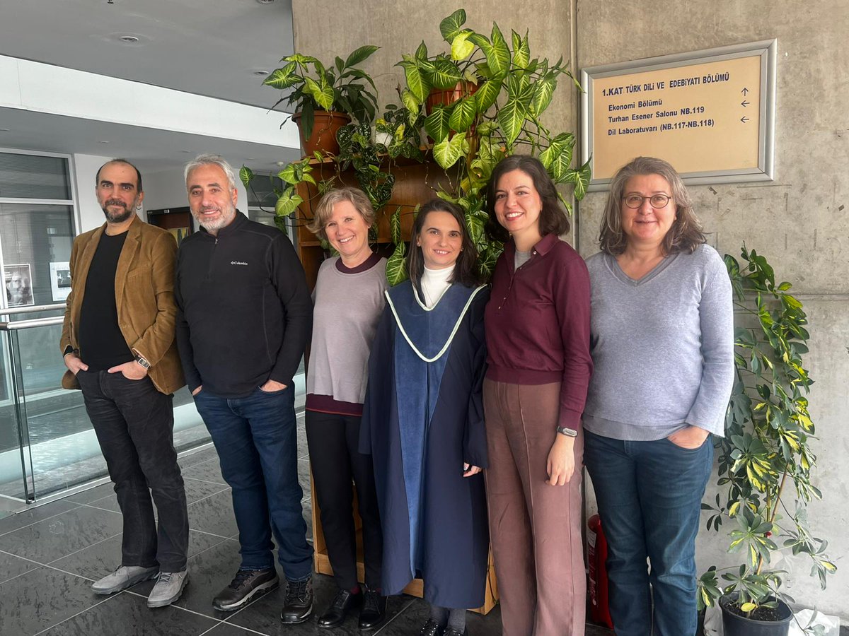 Bölümümüzün doktora öğrencilerinden Fatma Damak, Zeynep Uysal'ın danışmanlığında yazdığı "Servet-i Fünun’da Gerçekliğin Temsil Rejimleri (1896-1901)" başlıklı tezini başarıyla savunarak doktora derecesi almaya hak kazanmıştır. Kendisini tebrik ederiz.