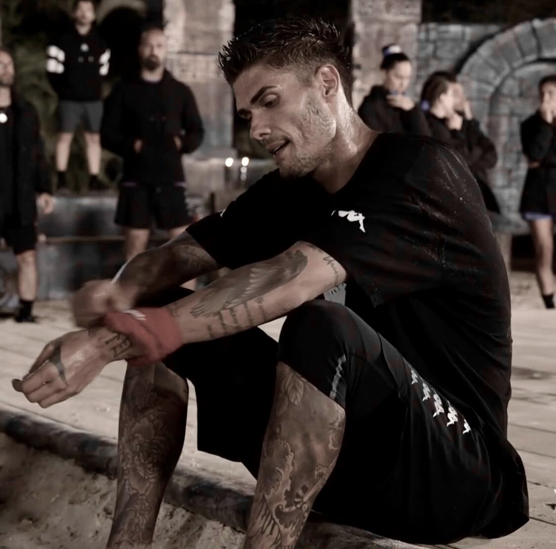 Yani şu durumda bile nasıl böyle yakışıklı olabilirsin ya. 🧿 <a href="/barismrtyagci/">Barış Murat Yağcı</a> 

#Survivor2025AllStar#barışmuratyağcı