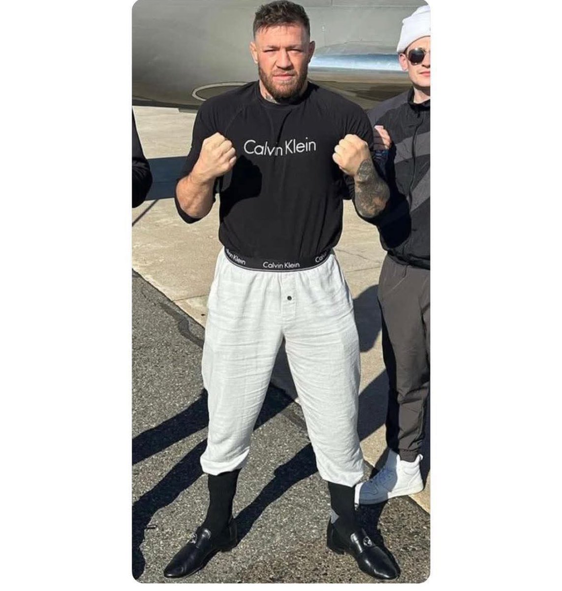 DovySimuMMA's tweet photo. what was bro thinking with this fit https://t.co/J5kcwU3Bjg