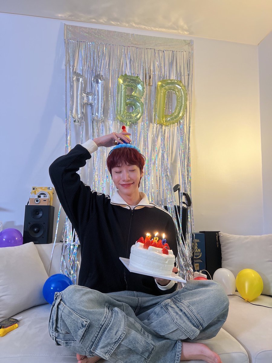 [#동명]

위브들의 축하와 축복 속에서 행복한 생일을
보내고 있어요:)
평범한 하루를 특별한 하루로 만들어주셔서
감사드려요 윕💛😃

#원위 #ONEWE #DONGMYEONG