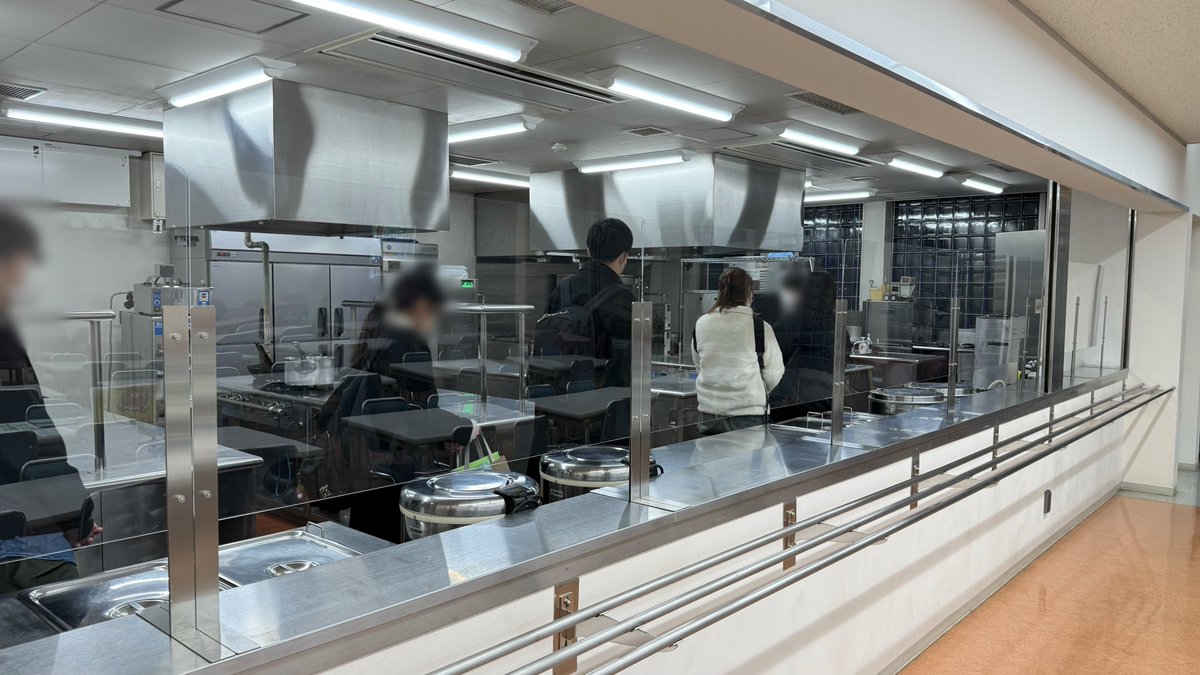 本日の学校説明会、ご参加ありがとうございました♪
参加者の方には夜間部の実習見学と、今日作っている料理の試食もして頂きました。

次回は体験型オープンキャンパスを1/25(土)に開催です。

nanba.ac.jp/yokochou/topic…