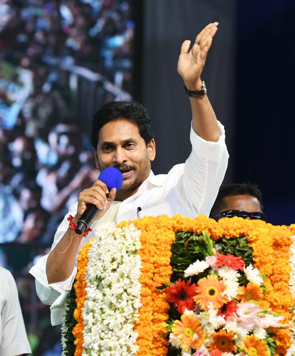 ADDICTEDTOAMMA's tweet photo. మరికొద్దిసేపట్లో తిరుపతికి చేరుకోనున్న వైయస్ జగన్ ✊🔥
తిరుమల లడ్డు విషయంలో కల్తీ జరిగింది అన్నప్పుడు.. జగనన్న తిరుమల కి వస్తా అంటే అడ్డుకొన్నారు. ఇప్పుడు అన్ని కడిగిపడేస్తాడు. వెయిట్ చేయండి ర 😡
#Tirupati #TirupatiStampede #Tirumala #tirupatibalaji #Tiru https://t.co/fbpTHj9edw