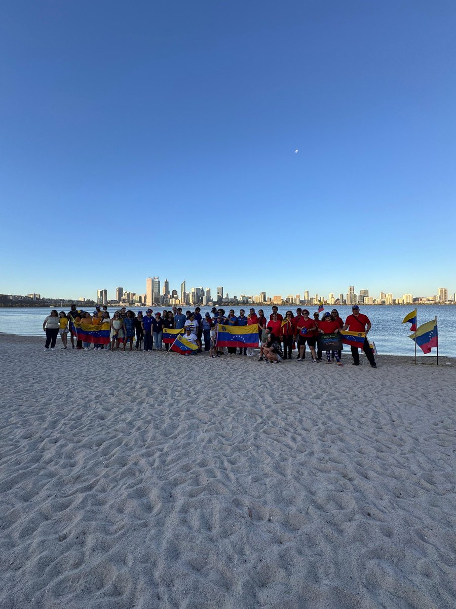 ReporteYa's tweet photo. #9Ene #Australia #9EProtesta #Oposición
@AurimarFreitez: Respondiendo al llamado de @MariaCorinaYA los Venezolanos en Perth #Australia hicieron un río humano tricolor este jueves #09E y gritaron Gloria 🟡 Bravo 🔵 Pueblo 🔴 https://t.co/SdXQCxm8xW