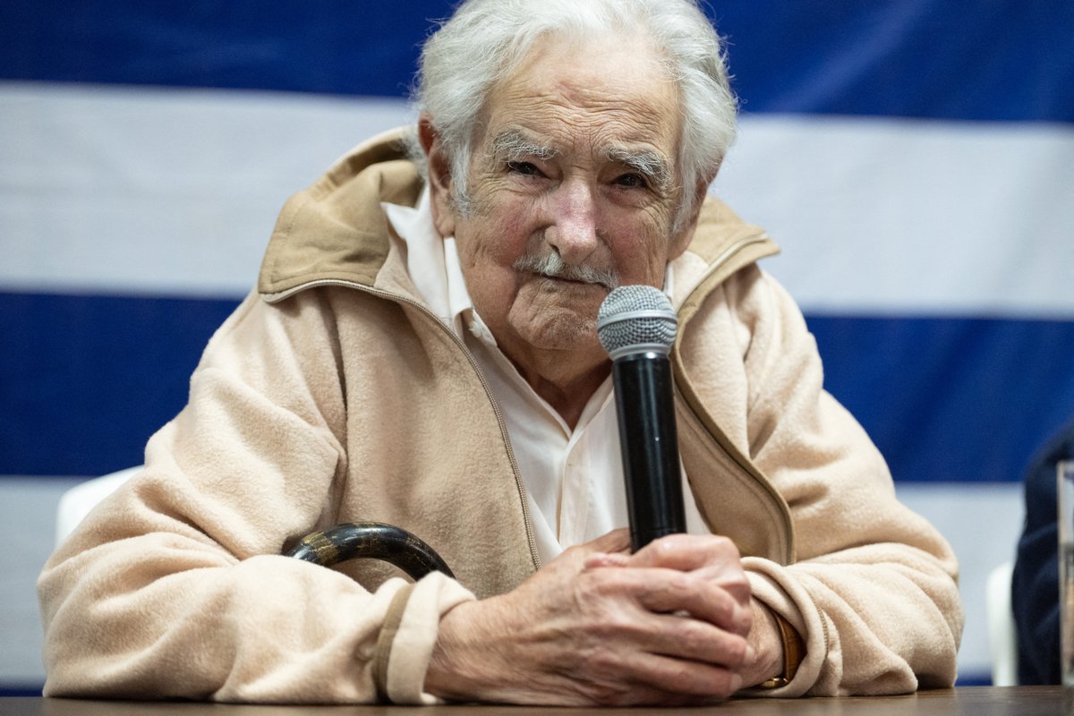 UltimaHoraCR's tweet image. #MUNDO| El expresidente de Uruguay, José Mujica, dijo que su "ciclo terminó" porque el cáncer le está "colonizando" el hígado.

“Mi ciclo terminó. Sinceramente estoy muriendo, el guerrero tiene derecho al descanso (...)  El cáncer me está colonizando el hígado, no lo paro con…