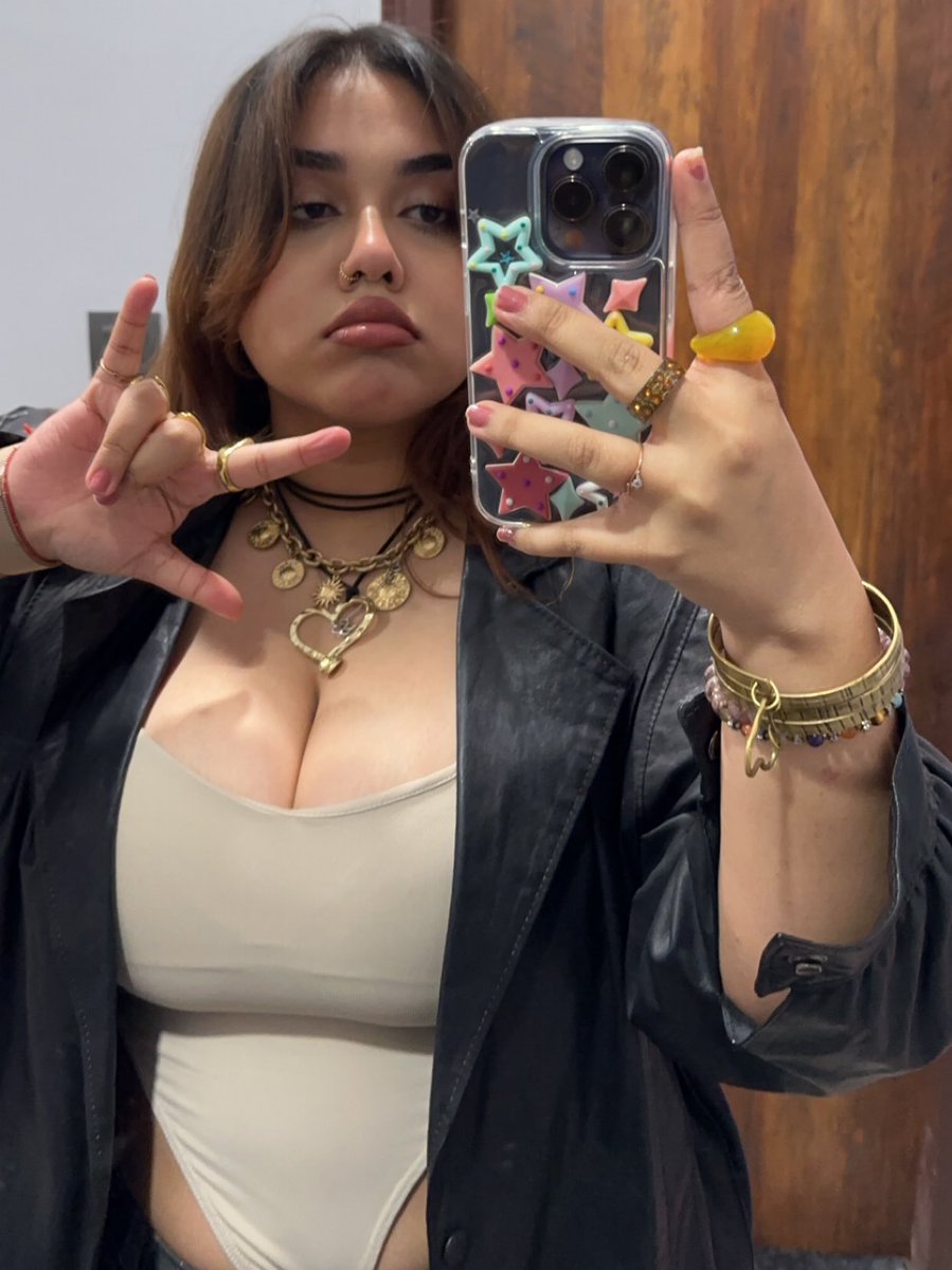 agran33's tweet photo. new phone case is my entire personality rn https://t.co/gDKepPtJnB