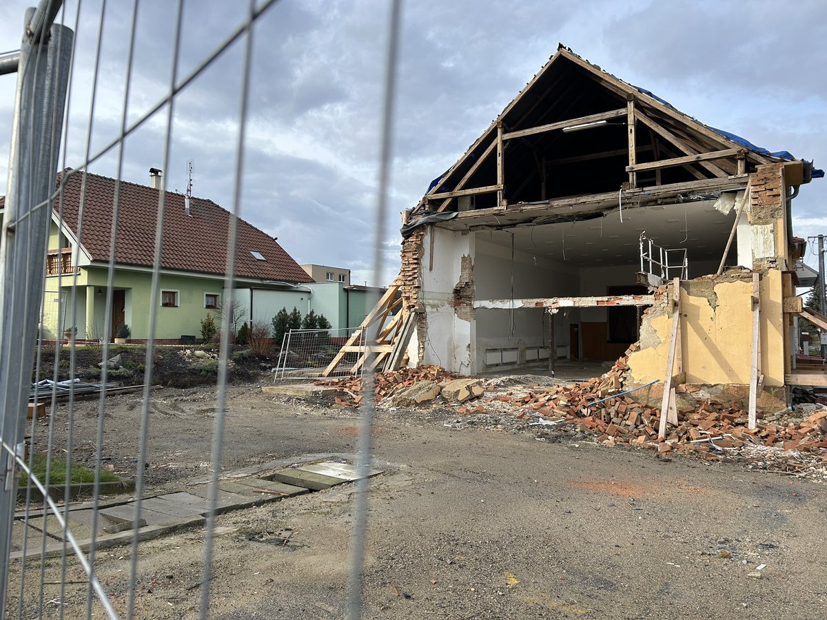 Sokolovnu v Lovčičkách na Vyškovsku zbourá stejná firma, která loni způsobila pád štítové zdi při její nezdařené rekonstrukci. Podle starosty totiž nabídla nejnižší cenu ze všech 6 zájemců o veřejnou zakázku. Bourat se mělo začít tento týden, předání staveniště má ale zpoždění.