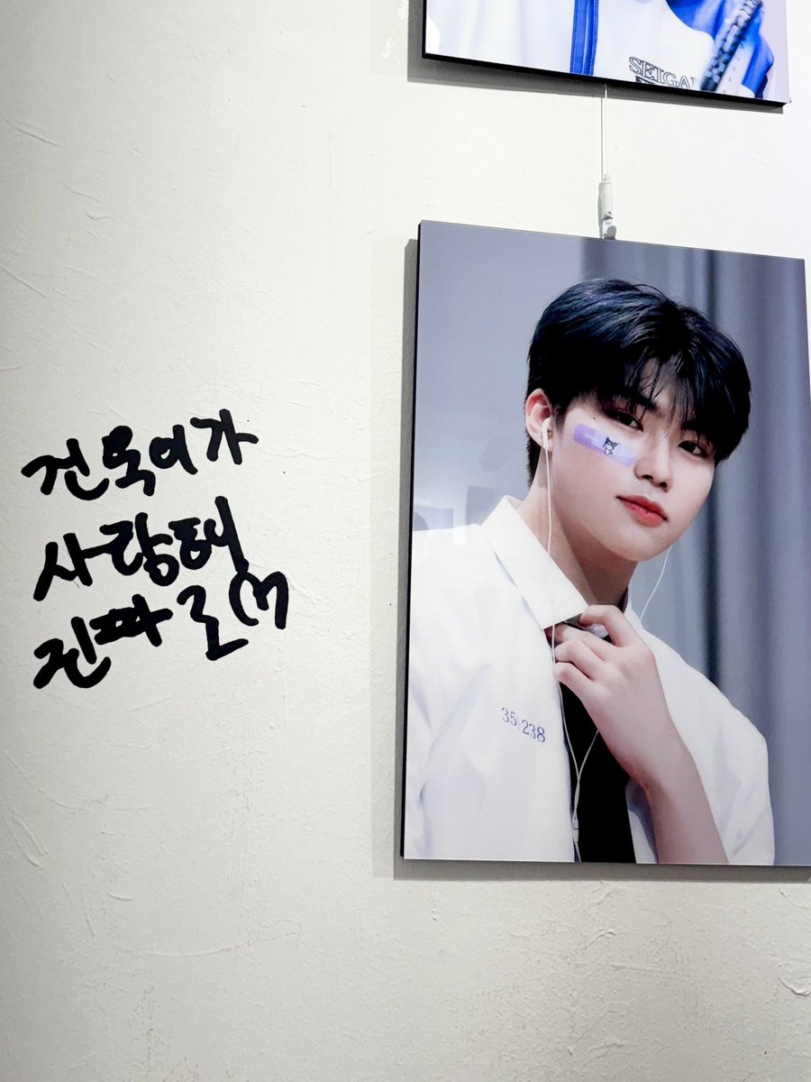 bobgunwook's tweet photo. @likeit_gun 님 생카 다녀왓으여 예쁜 건욱이 얼굴과 손글씨 맘껏 보구 우체통 있어서 편지도 쓰구 달콤한 향기도 맡고 힐링하고 왔습니댜💓어떤 귀여운 분..의 도슨트 투어가 젤 조와따,,😉
#love_letter21
#러브레터_to건욱 https://t.co/5XoiNQEHmj