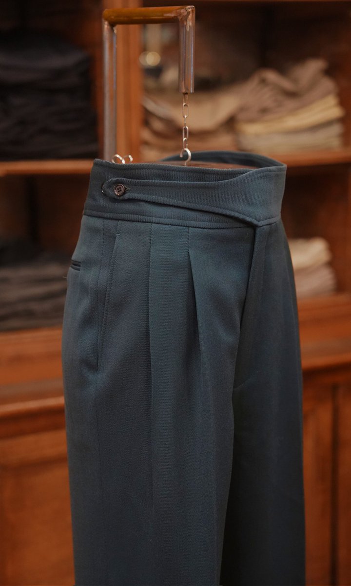 Aspen75008's tweet photo. Nouvelle collection ! 

Nous ajoutons des pantalons colorés, comme notre laine bleu canard ou encore nos velours lie de vin et vert d'eau. 
Le ceinturage D-ring revient également avec une laine marron. 

Tous les pantalons sont disponibles sur notre site https://t.co/cK1k3RGgZv https://t.co/2RCXuic1wg