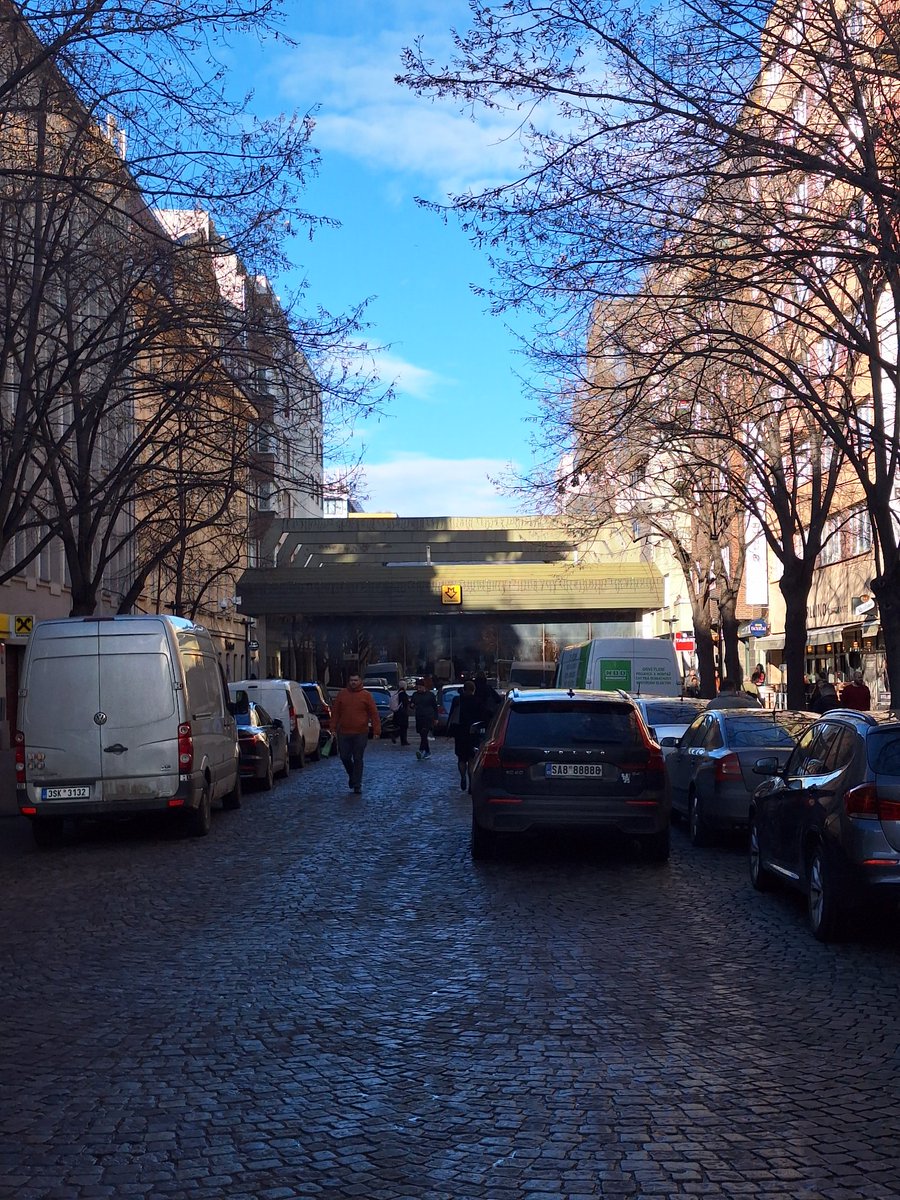 V pesi zone Thamova se zacina parkovat ve 3 radach...to je uz trochu moc ne? <a href="/MP_Praha/">Městská policie Praha</a>