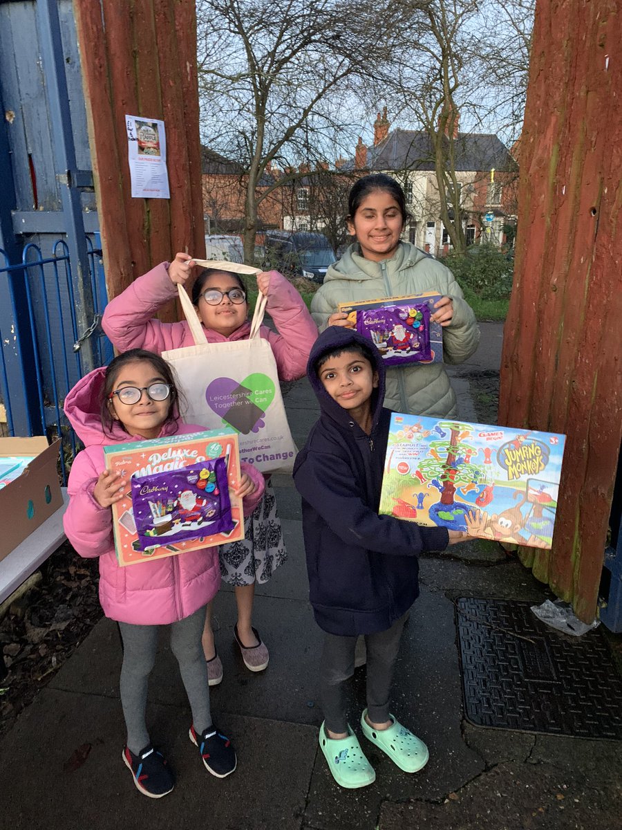 WoodgateAP's tweet image. Just a couple of our families who loved their #BagsofHope huge thanks to @neetusquire1  &amp;amp; @LeicsCares as always. 🎁