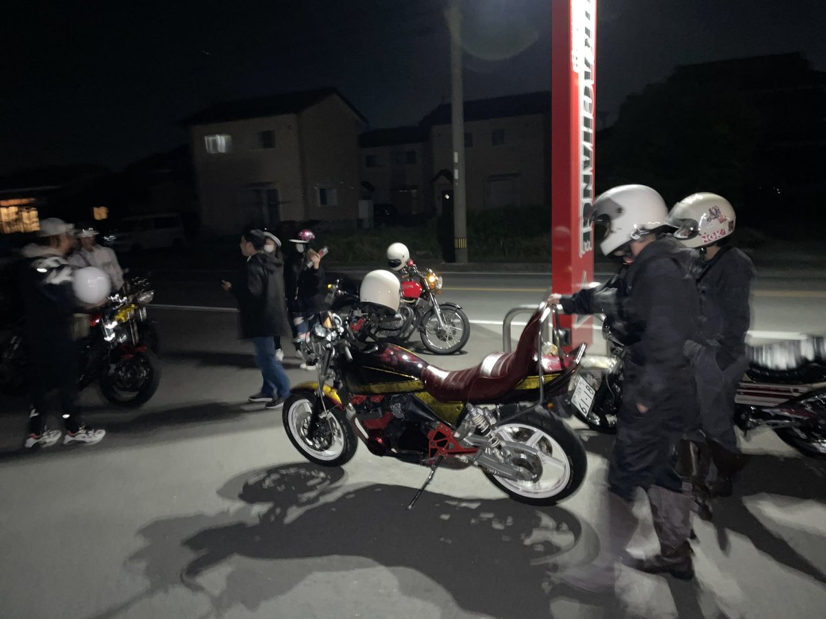 Boo_0605_'s tweet photo. どの色が一番合うんやろな🧐

零戦仕様割と好きだったんけど🧐

にこは黒しか言わんのよな🙄

バイク乗りてぇな🙄

誰か右のサイドカバーくれる人おらん？😇

#ゼファー400 https://t.co/FXbPrX9Gq9