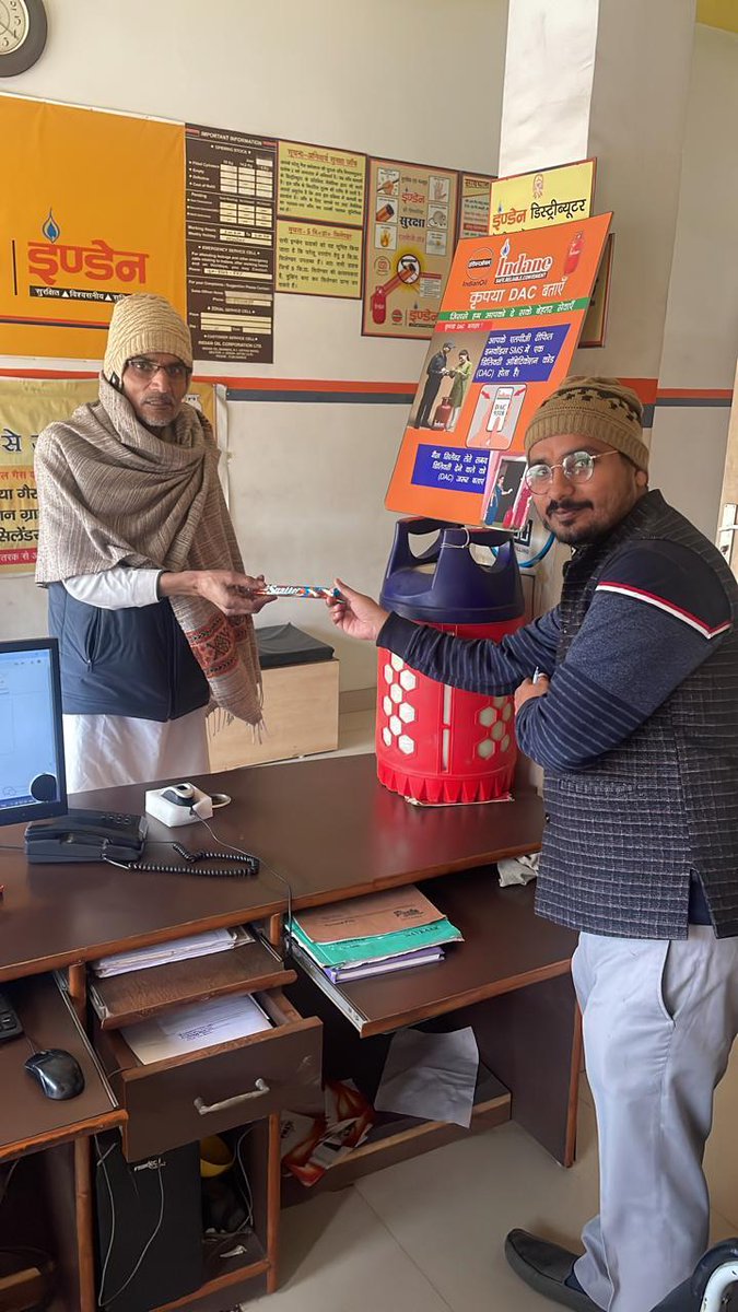 #CustomersDay celebrated at Almaspur Indane Sewa, Muzaffarnagar! Installed 1 composite &amp; 1 FTL (5kg DBC) connection,handing over thank-you notes to customers,spreading gratitude and smiles.
<a href="/DirMktg_iocl/">Director (Marketing), IndianOil</a> <a href="/IndianOilcl/">Indian Oil Corp Ltd</a> <a href="/ChairmanIOCL/">ChairmanIOC</a> <a href="/EDLPGIOCL/">Sailendra K</a> <a href="/ioclupso2/">IOCL_UPSO-2</a> <a href="/HemantIoc/">Hemant Rathore</a> <a href="/cvenj_Shivendra/">SHIVENDRA KUMAR</a>