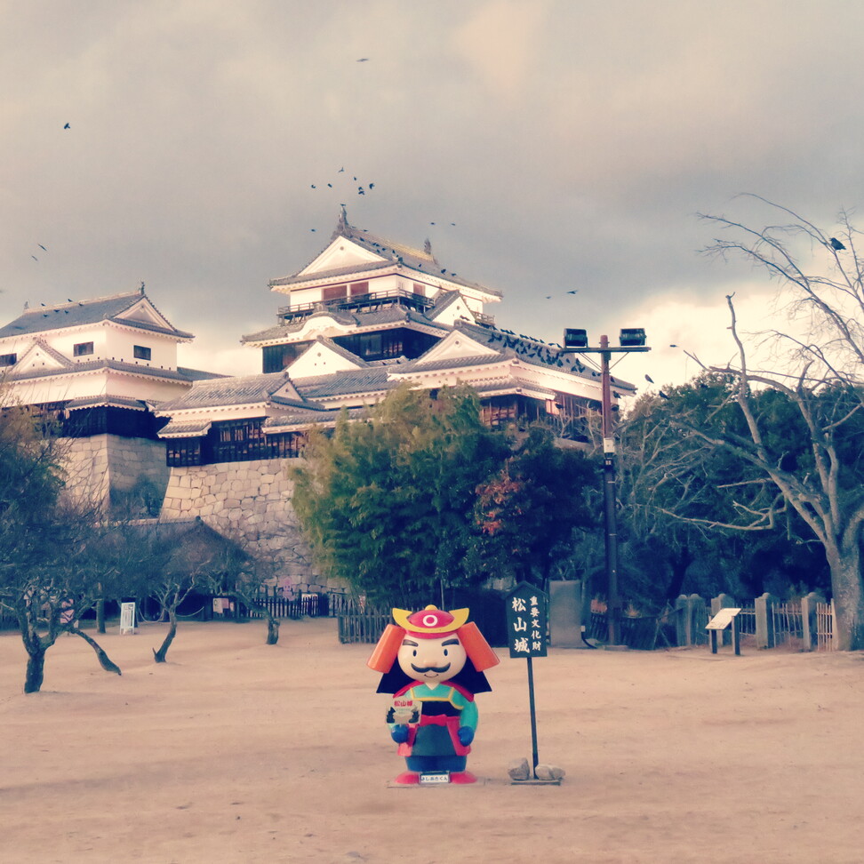 Yoshikun_yakyu's tweet photo. 松山城 本丸広場 🏯
やっとこさ2025年の登り初め 🏯🚶♂️
カラスさんにたくさん新年のご挨拶頂きました 🐦⬛🎍
最近寒過ぎてウォーキングも億劫になってます...💦
でも健康維持・ダイエットのためにも頑張るのです 💪
松山城さん、今年もお世話になります 🏯🍊🙇🐟
#愛媛県 #松山市 #松山城
#城 #お城 https://t.co/OZsxFq2blA