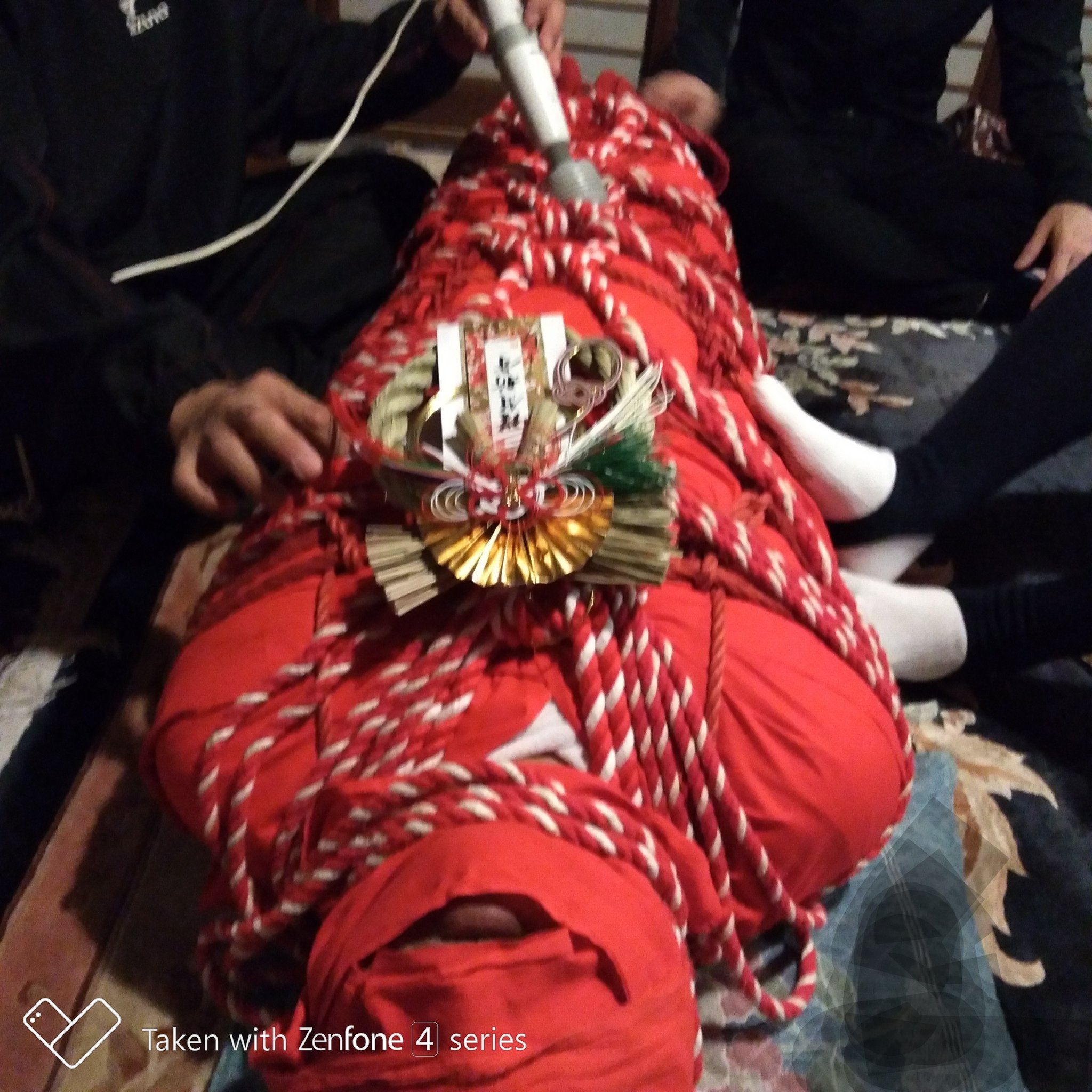 正月　緊縛 【大寿】 ぐるぐる教緊縛 赤褌・赤足袋・赤布・赤縄・紅白縄 モデル 足袋烏さん（教祖） 縄偽親戚マッチーも責めに加わって 正月飾りはアタルさん、赤縄はカズ縄君からご提供頂きました。  画像４は、お約束の足袋裏 縄偽親戚ロタさん、 縄偽家族次男 合作 ...
