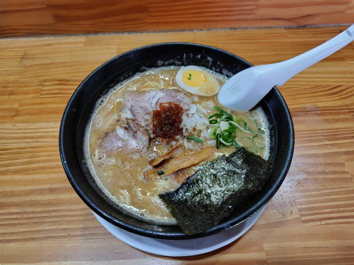 noano23sep's tweet photo. 朝、起きたらこのラーメンが食べたくなり昼に行ってきました！立川市にあるラーメンいちの屋！濃厚なのに臭みがまったくない豚骨ラーメンです！すりごまや激辛高菜(無料)がたまらなく美味しいお店です！ただ駅から遠いですが駐車場もあり食べたらクセになる味です！是非、おすすめする店でーす！ https://t.co/Rivo68jeNN