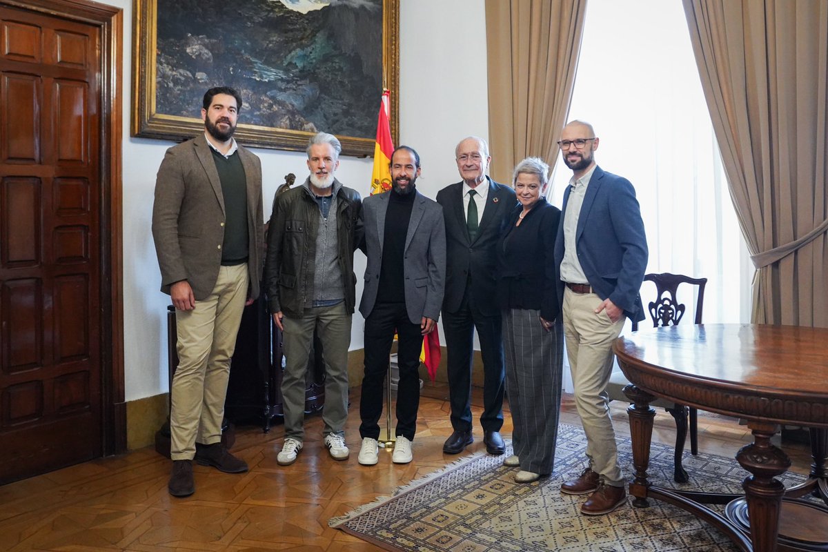 El alcalde, <a href="/pacodelatorrep/">Paco de la Torre</a>, junto al concejal de <a href="/deportemalaga/">Área de Deporte</a>, <a href="/borjavivas/">Borja Vivas Jimenez</a>, ha recibido hoy al atleta y triatleta internacional absoluto con la selección española Antonio Jesús Aguilar Conejo.