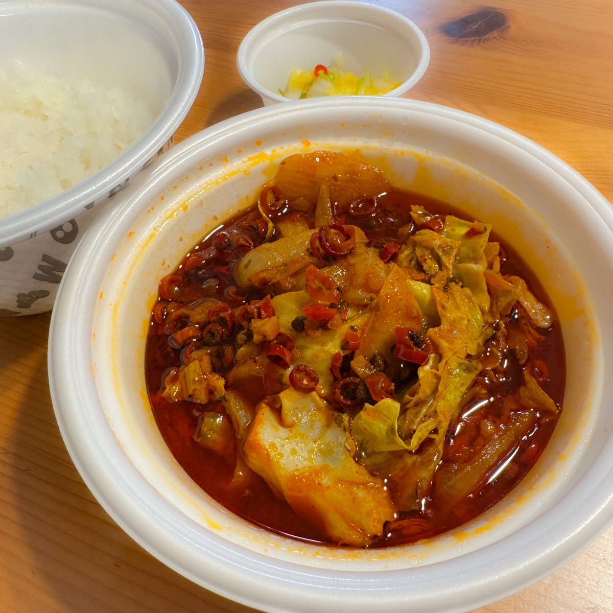 matsuya_foods's tweet photo. 松屋の水煮牛肉…こんな時間にどうしても食べたくなってお店でテイクアウト。具材を楽しむ料理なので…この旨いスープが残念ながらちょっと余る…勿体ないので…家にある食材色々入れてみて試したい���動…豆腐…水餃子…チーズ…を入れる❓でもやっばり夜だし🍺があうかなぁ😝
#食べればわかるさ https://t.co/riomA63VjN
