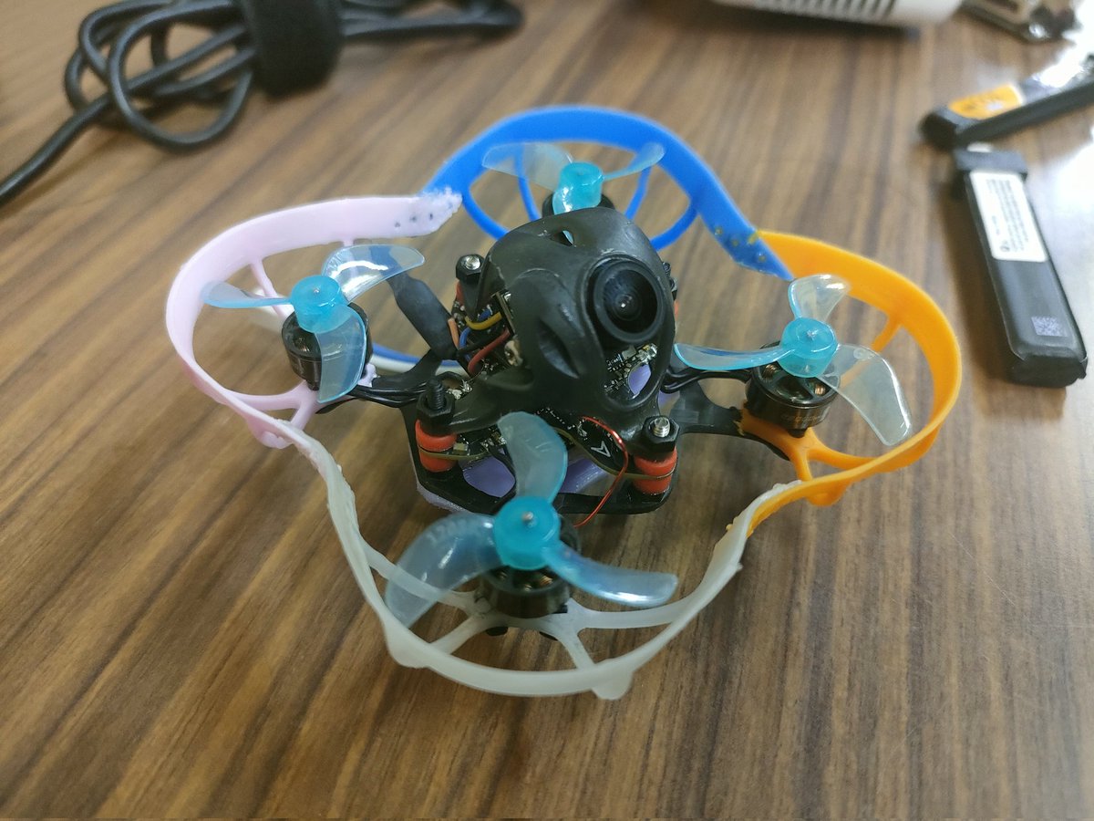 41dronecafe's tweet image. 機体で誰か分かるって素敵な事だと思う。
ドローンってもっともっと楽しんでイイと思う。
嬉しくって僕の最小機体並べちゃった✨
#tinydrone #under100 #100g未満 #toothpick