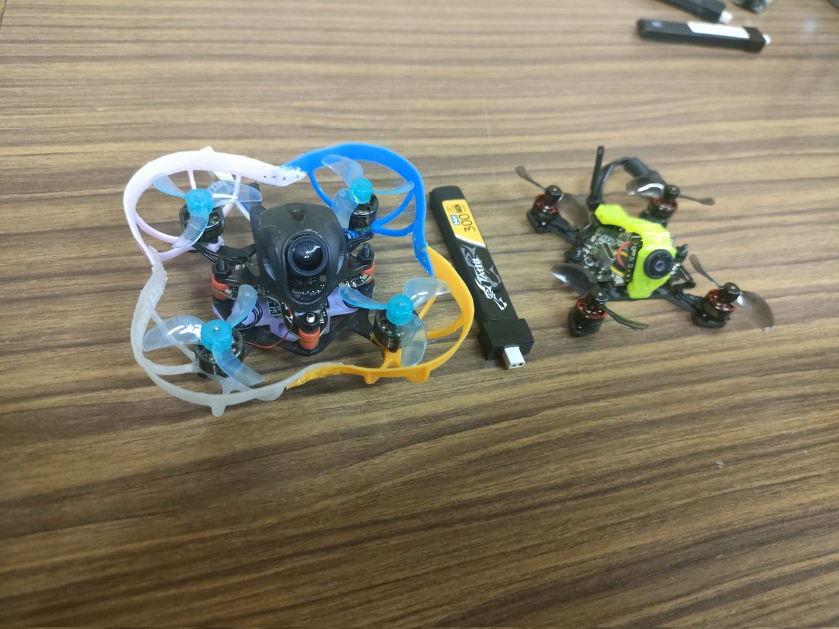 41dronecafe's tweet image. 機体で誰か分かるって素敵な事だと思う。
ドローンってもっともっと楽しんでイイと思う。
嬉しくって僕の最小機体並べちゃった✨
#tinydrone #under100 #100g未満 #toothpick