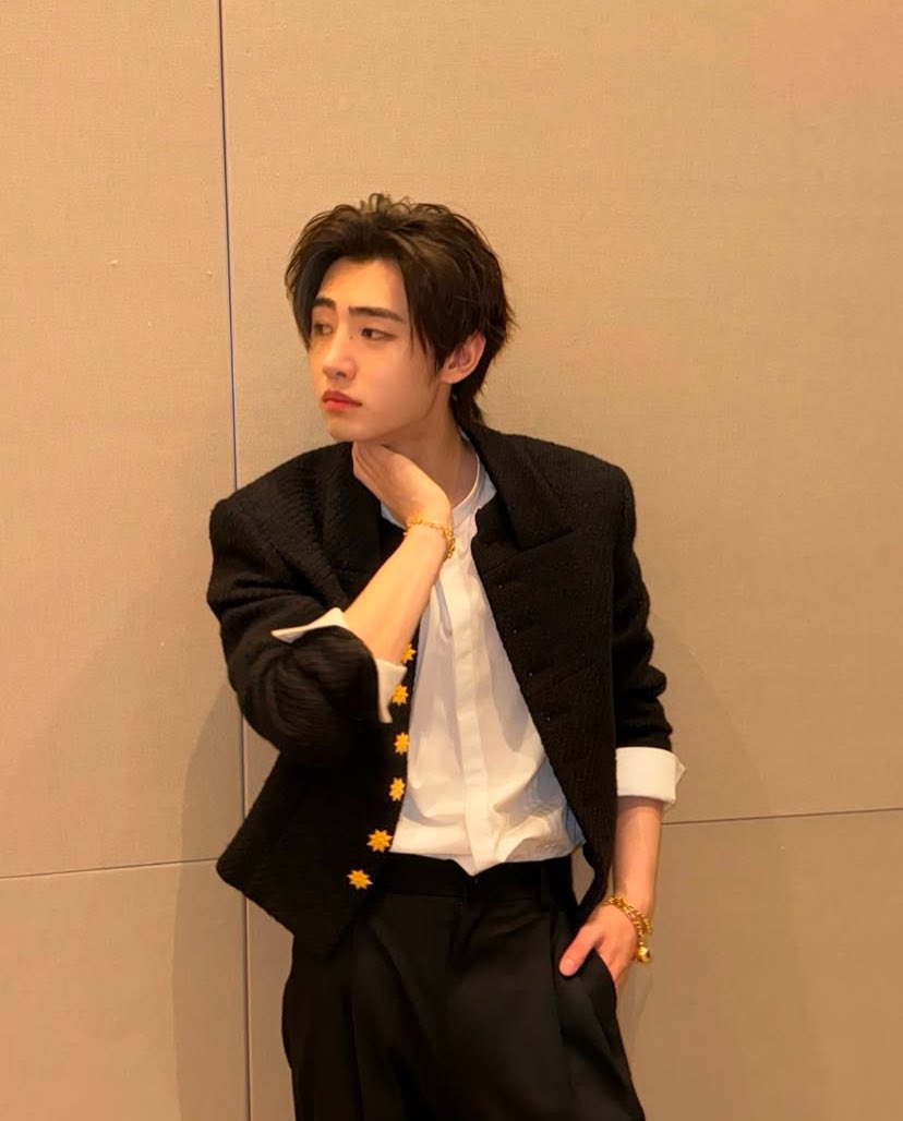 yunsender's tweet photo. they meet https://t.co/JS0bL9G1dS