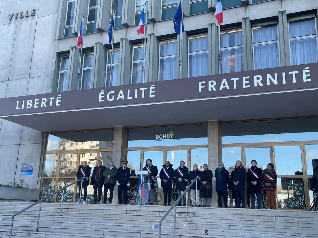 🖤  Mardi 7 janvier à 12h, nous nous sommes réunis pour rendre hommage aux victimes des tragiques attentats de Charlie Hebdo, survenus le 7 janvier 2015. Nous avons rappelé les valeurs républicaines qui nous unissent. 

#CharlieHebdo #AuCoeurdelaLiberté