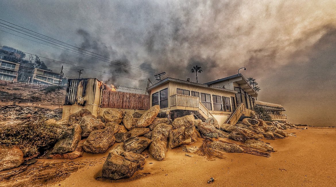 tbirdworldmedia's tweet photo. Gladstones in Malibu destroyed in the fires. Sad. This restaurant was a great place to dine. I went here 2008 one of my first places to ever eat in Cali. Pray for the people. 
#fires
#californiafires
#malibufires 
#LosAngelesFire 
#cali
#Gladstones https://t.co/2h1qKjxZ3m