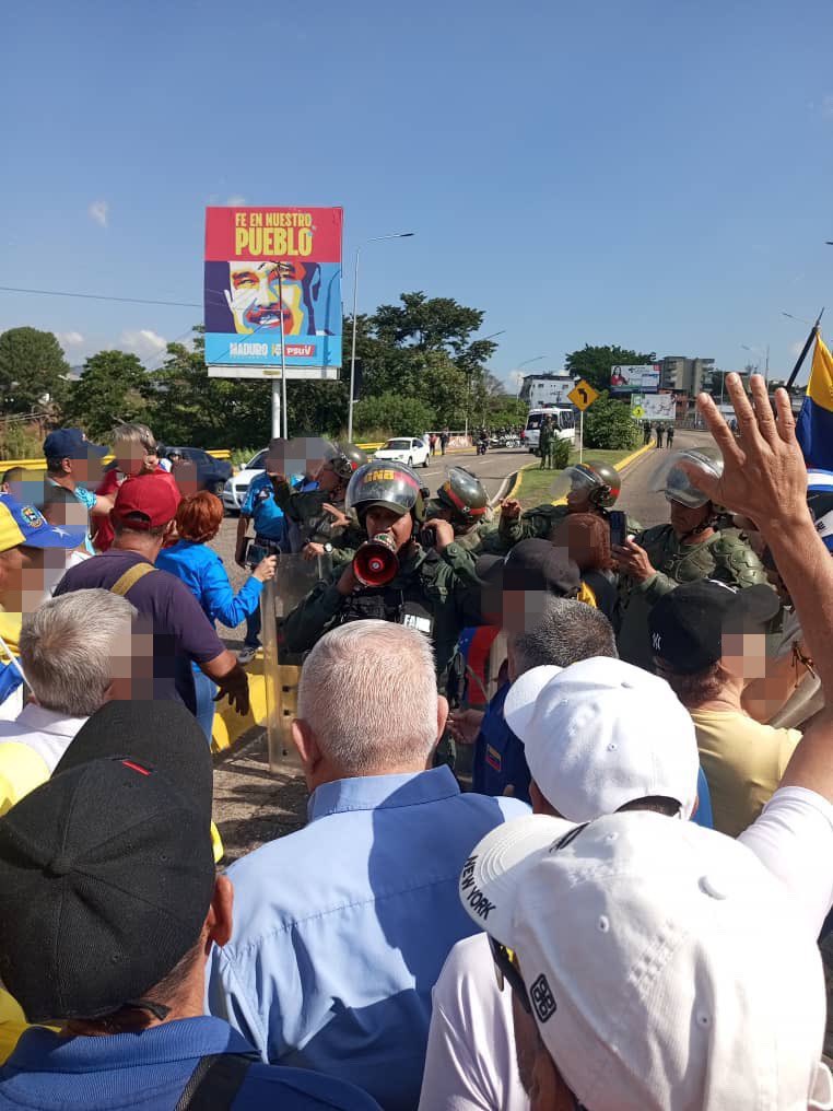 agusantonetti's tweet image. En Táchira, un grupo de valientes abuelos venezolanos se paran frente a la Guardia Nacional Bolivariana para proteger a sus hijos y nietos. 

Esto está ocurriendo ahora en Venezuela.