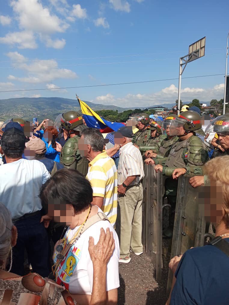 agusantonetti's tweet image. En Táchira, un grupo de valientes abuelos venezolanos se paran frente a la Guardia Nacional Bolivariana para proteger a sus hijos y nietos. 

Esto está ocurriendo ahora en Venezuela.
