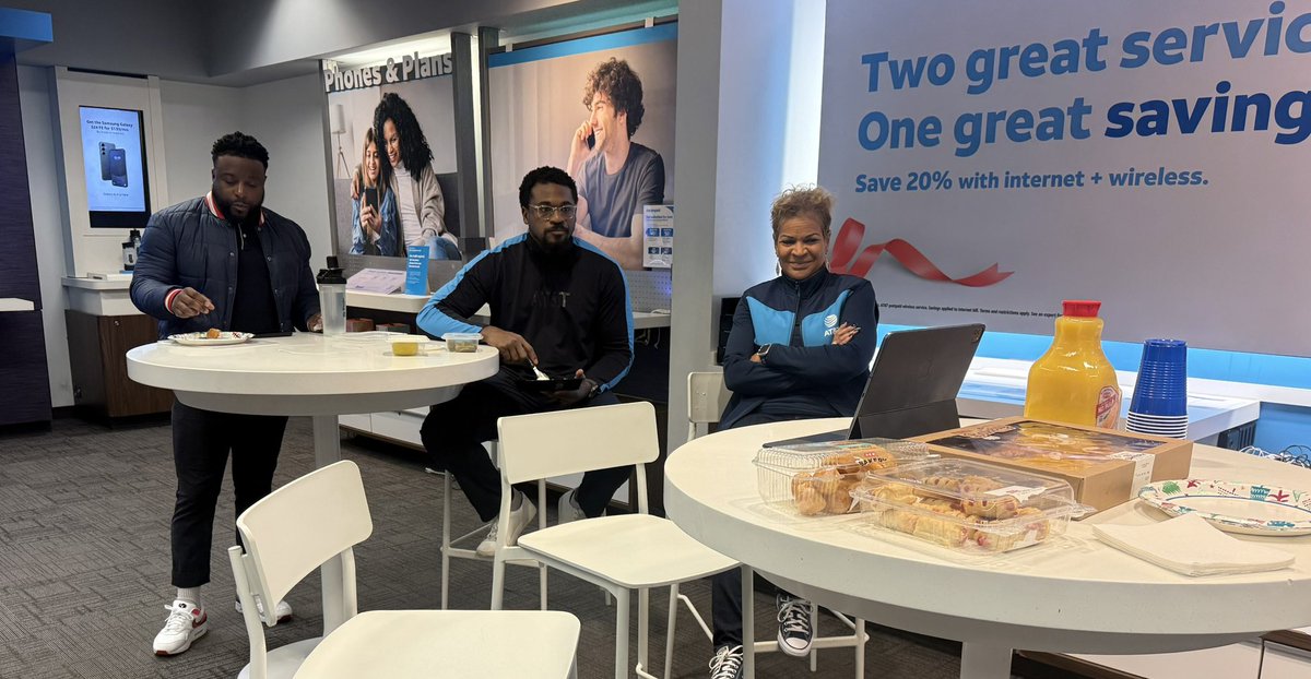 Silverlake Connectivity Experts ready for AT&amp;T Guarantee launch day! <a href="/BRamos_STX/">Brenda Ramos</a>