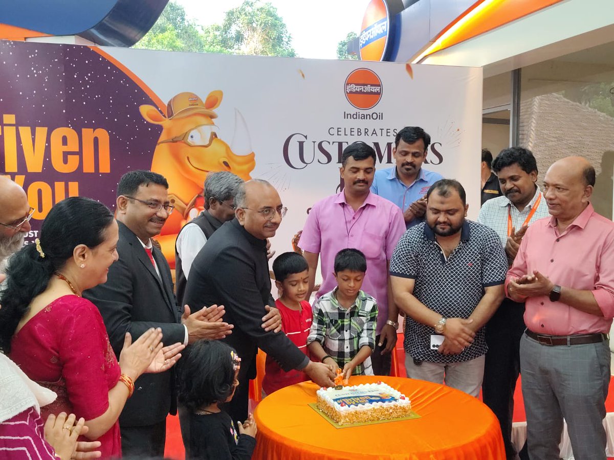 karnataka_ioc's tweet photo. “Your support fuels our passion. Thank you for believing in us!”
#Indianoil ED & SH,Karnataka met & expressed gratitude to all the esteemed customers & also presented giveaways as part of #IndianCustomersDay at the Prabhu Service Station,Mangalore
#DrivenByYou https://t.co/iPTIOibbt3