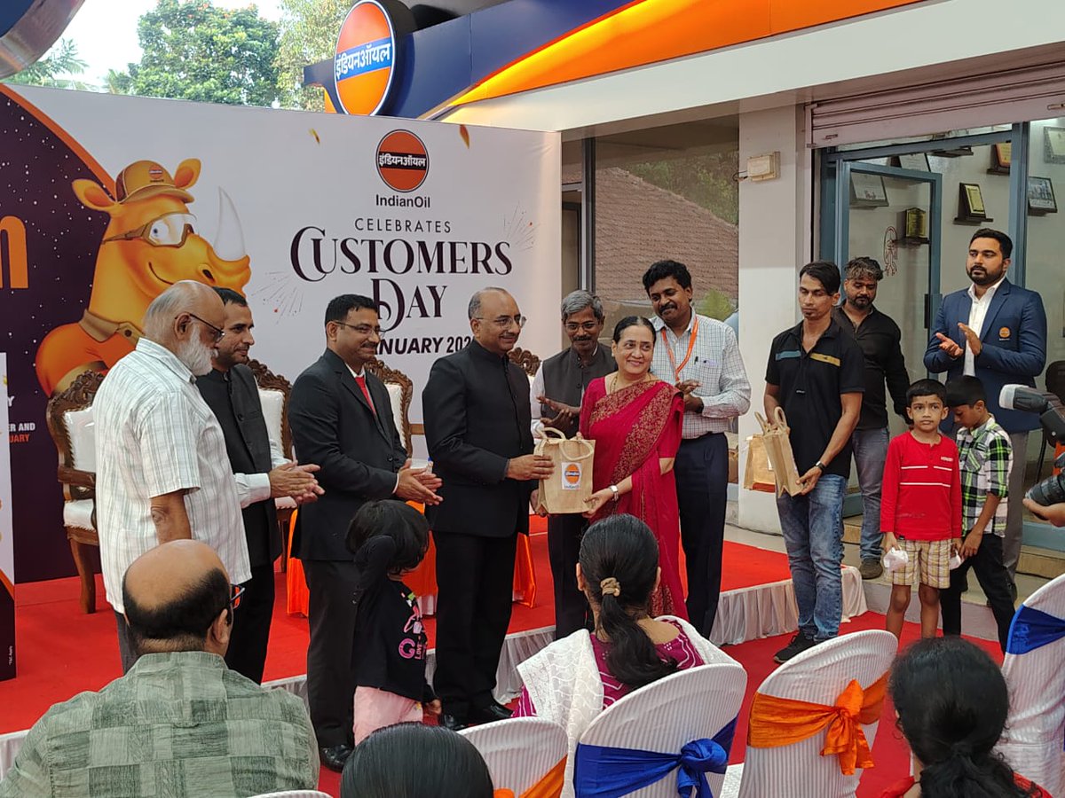 karnataka_ioc's tweet photo. “Your support fuels our passion. Thank you for believing in us!”
#Indianoil ED & SH,Karnataka met & expressed gratitude to all the esteemed customers & also presented giveaways as part of #IndianCustomersDay at the Prabhu Service Station,Mangalore
#DrivenByYou https://t.co/iPTIOibbt3