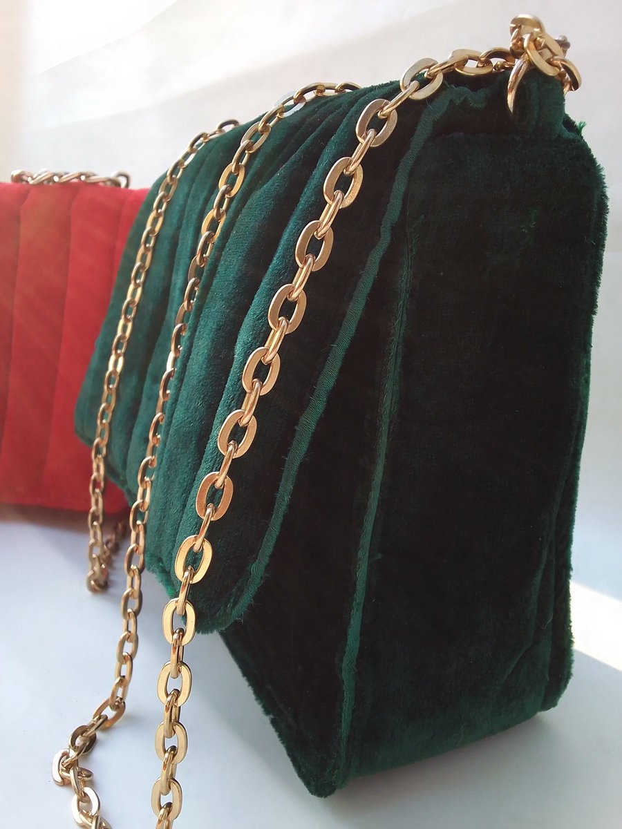 Hidden pockets, sleek design, or space for everything......what’s your must-have bag feature? 💼✨ 

Let’s talk!

 #ATFArcadia #BagTalk #Showingupin2025withethy