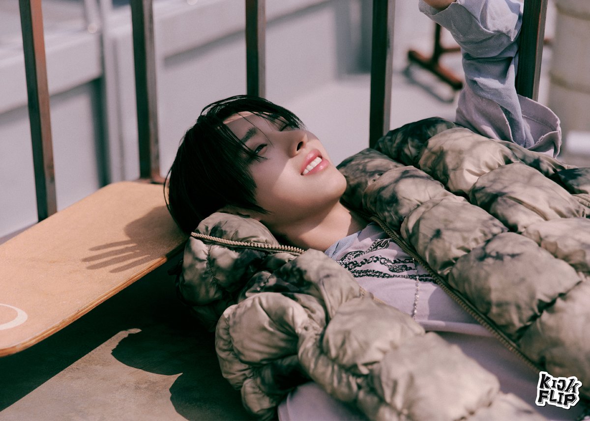 ℂ𝕆ℕℂ𝔼ℙ𝕋 ℙℍ𝕆𝕋𝕆 On Board #주왕 #Juwang KickFlip The 1st Mini