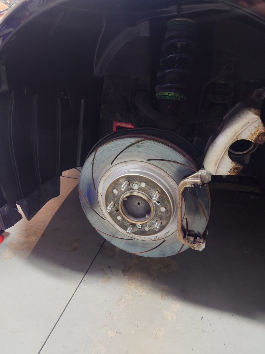 tsuu_kai_s2000's tweet image. 年末に富士の耐久用に注文したパッドが、到着したので夜中に交換😙
今度はウィンマックスさんのAC3にしてみました！
去年はプロμのカーボンメタル1日の命だったので（3枚目の写真）、1日持って欲しいなぁ…🤤
＃fuji1gp　＃車弄り　＃winmax　＃S2000　＃タイプＲ鑑定団