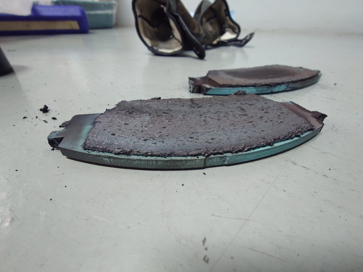 tsuu_kai_s2000's tweet image. 年末に富士の耐久用に注文したパッドが、到着したので夜中に交換😙
今度はウィンマックスさんのAC3にしてみました！
去年はプロμのカーボンメタル1日の命だったので（3枚目の写真）、1日持って欲しいなぁ…🤤
＃fuji1gp　＃車弄り　＃winmax　＃S2000　＃タイプＲ鑑定団