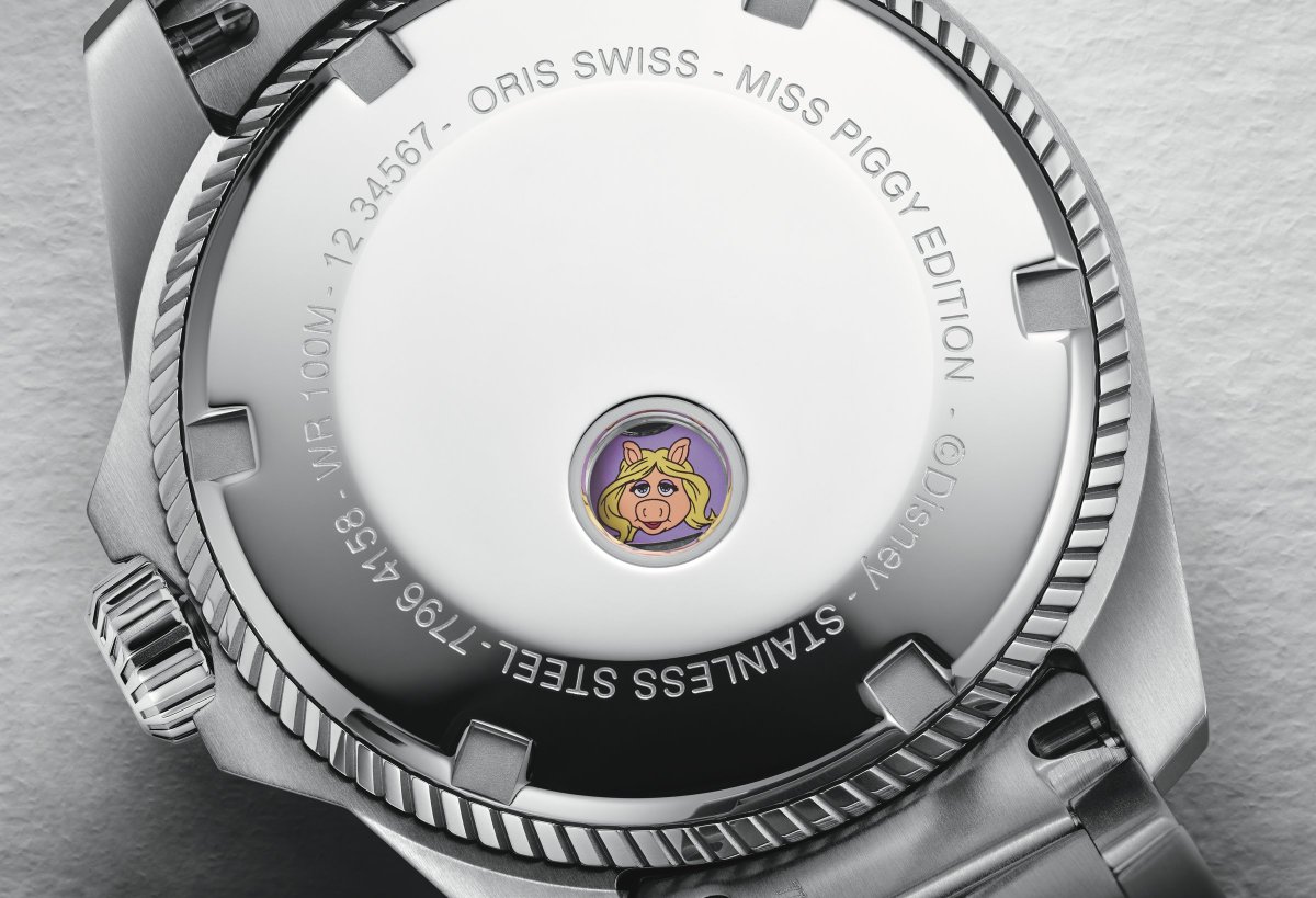 Miss Piggy has teamed up with Oris to make a brand new hot pink watch!  And it's so affordable (if you're a billionaire)
toughpigs.com/miss-piggy-wat…