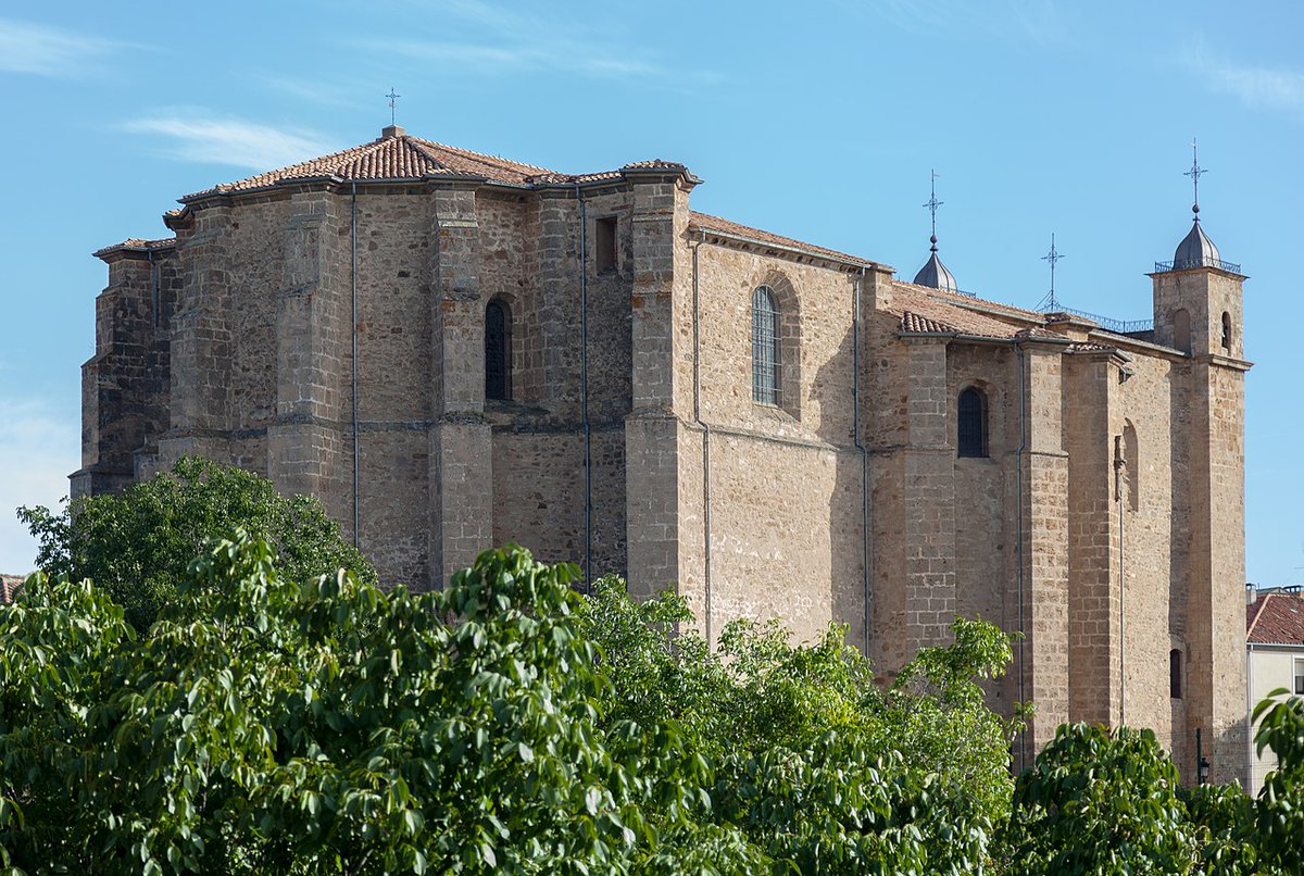 Durante el s. XVI el Convento de San Agustín de Ágreda  #Soria se procuró una magnífica iglesia. Tras la desamortización es el único edificio en pie: la Basílica de Nuestra Señora de los Milagros.

Destaca su altar barroco, sus cubiertas y la capilla decagonal del Carmen.