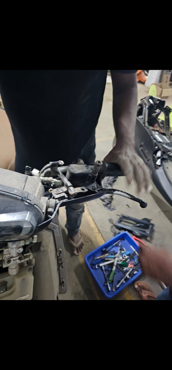 anilpanda07's tweet photo. #bhas #olaelectric #ola I am at OLA service center Berhampur, Odisha. Suddenly on my left side brake some oil came out. So i go to service center i have extended warranty and i do regular periodic service but they charge me unwantedly.. What can i do? https://t.co/pKfV3pJUWa