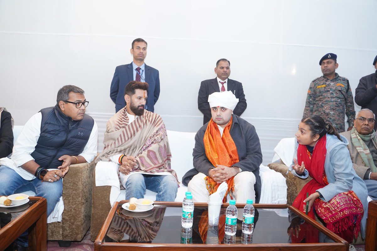 ArunBhartiLJP's tweet image. विख्यात समाजसेवी, पूर्व IPS व महावीर मंदिर धार्मिक न्यास परिषद के सचिव श्रद्धेय आचार्य किशोर कुणाल जी के श्राद्धकर्म में शामिल होकर श्रद्धांजलि अर्पित किया।