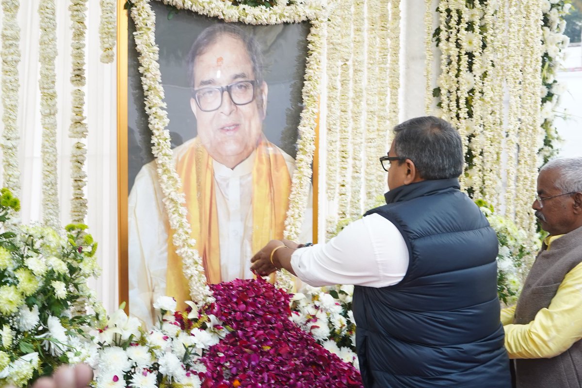 ArunBhartiLJP's tweet image. विख्यात समाजसेवी, पूर्व IPS व महावीर मंदिर धार्मिक न्यास परिषद के सचिव श्रद्धेय आचार्य किशोर कुणाल जी के श्राद्धकर्म में शामिल होकर श्रद्धांजलि अर्पित किया।