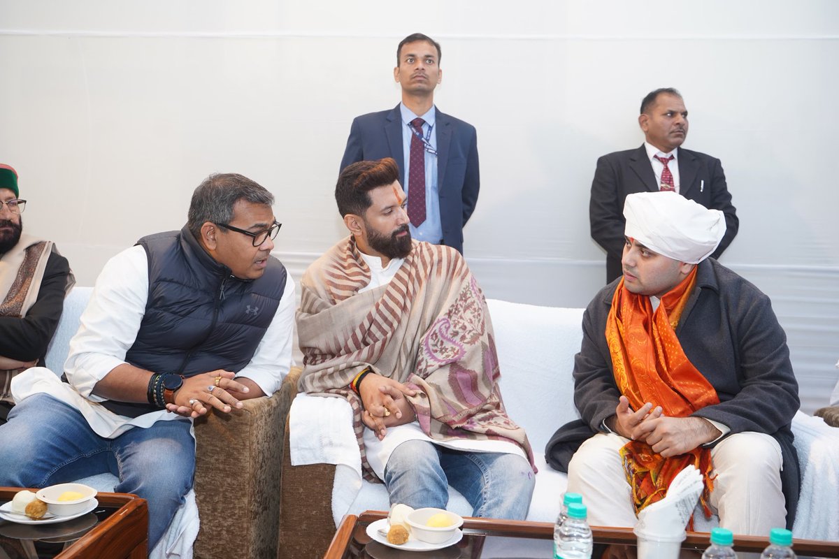 ArunBhartiLJP's tweet image. विख्यात समाजसेवी, पूर्व IPS व महावीर मंदिर धार्मिक न्यास परिषद के सचिव श्रद्धेय आचार्य किशोर कुणाल जी के श्राद्धकर्म में शामिल होकर श्रद्धांजलि अर्पित किया।