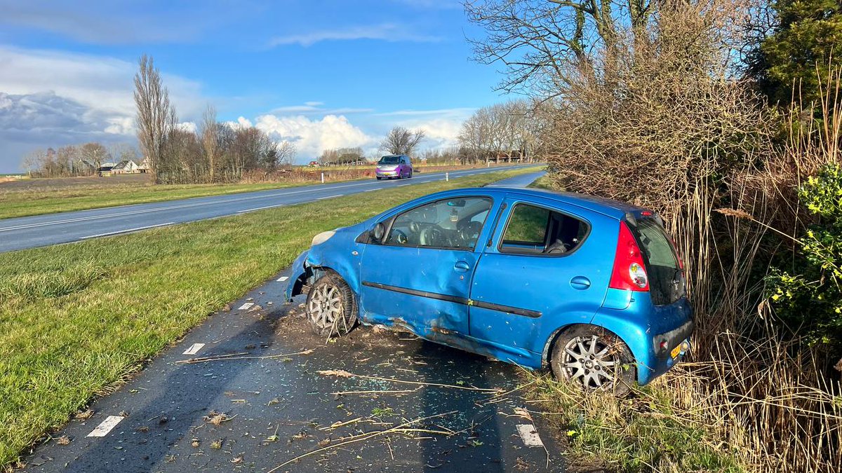 Auto vliegt uit de bocht bij Marrum