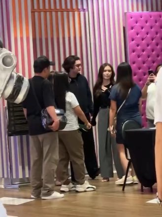 silenzio_eu16's tweet photo. habang kami nangungulila ng ilang araw dito, tapos kayo pa holding holding hands lang pala diyan?😭 ano kami dito lamok? emzhahaha

#FranSeth https://t.co/k0Cf7Mduvq