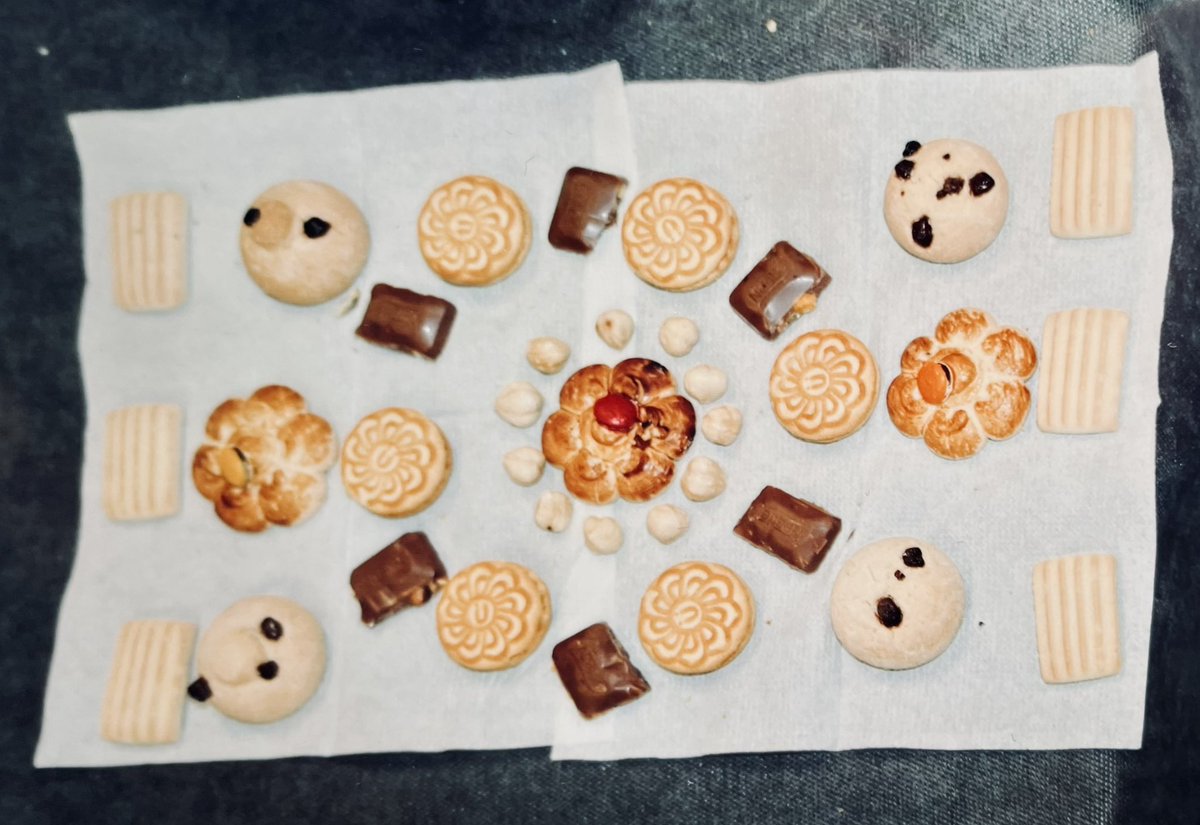 9 Ocak 2025, Silivri, 46. açık görüş:

Yılbaşı fotoğraflarında güzelce hazırlanmış, babasına sarılmış, gülen bir kız, kurabiyelerden yaptığı kutlama pastası görüyorsunuz, aldanmayın. 

Size idare edilebiliyormuş gibi gelebilir ama öyle değil. Ayda bir saatlik görüşler bittiğinde