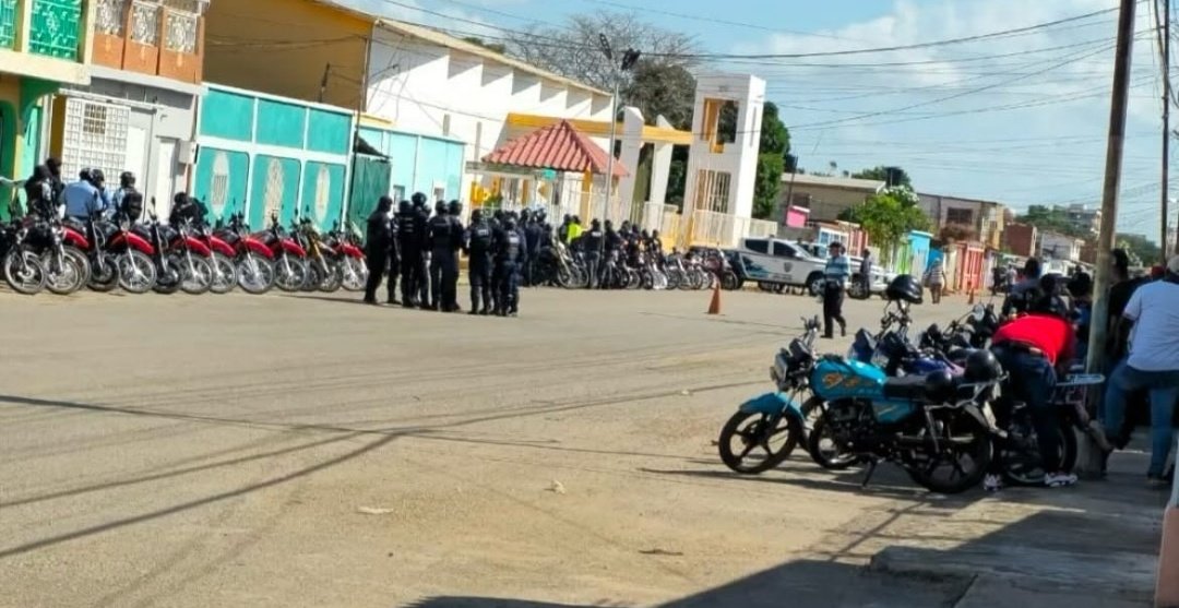 ReporteYa's tweet photo. #9Ene #Falcón #9EProtesta
@soypetitygarcia: En #Coro inicialmente la concentración de la oposición se realizaría en las adyacencias de la iglesia Las Mercedes, pero a raíz del despliegue policial y militar desde la tarde de este #8Ene en el sitio, fue movida para la avenida El Tenis.
El oficialismo durante toda la semana estuvo recorriendo la capital de Falcón con un grupo de motorizados. Expresan su lealtad política a Nicolás Maduro.