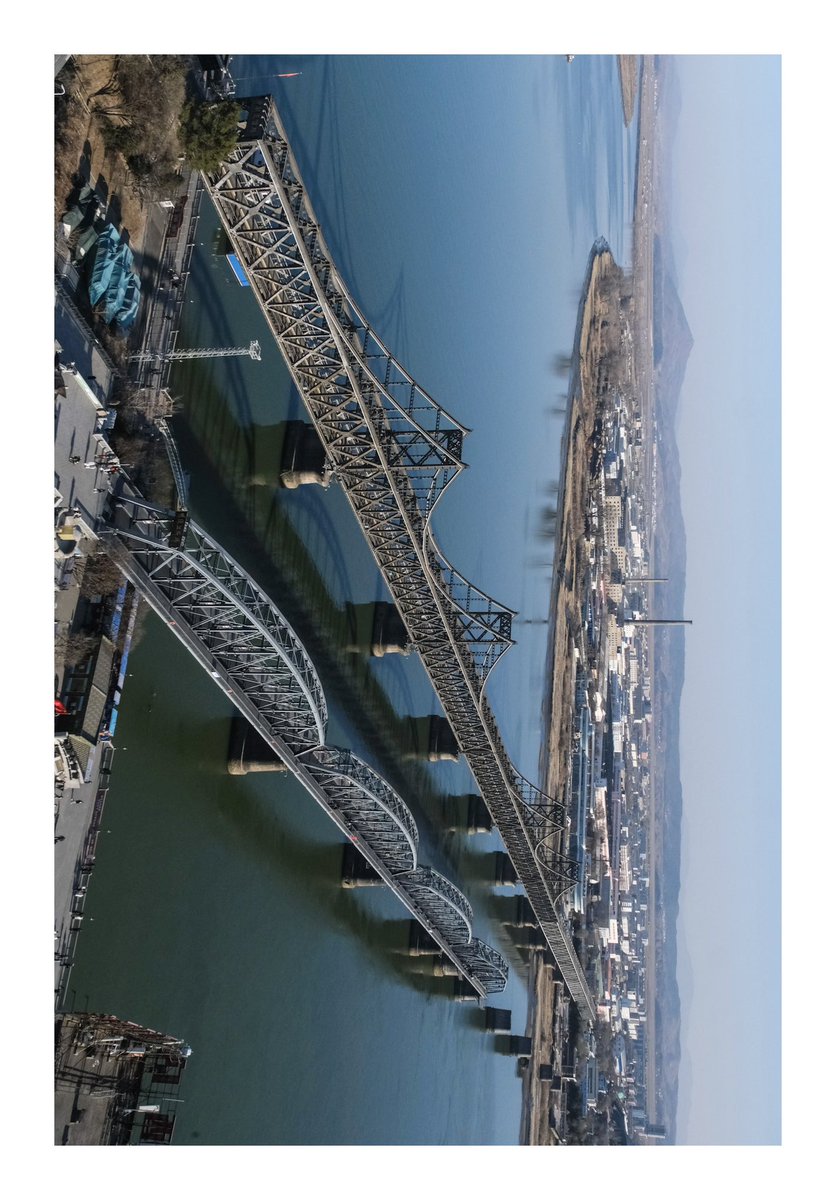 manju0519's tweet photo. 中朝辺境の丹東市の鴨緑江。陸路辺境線の国道G228の終点、沿岸の国道331の始まりの地でもある、2016年に一度ここを訪ねましたが、北朝鮮側は火車駅しか何もない記憶だったが、昨年から急に施工して沢山のビルができて北朝鮮の第2都市としてもっと華やかにしたいらしい。 https://t.co/uBeJL1XF0u