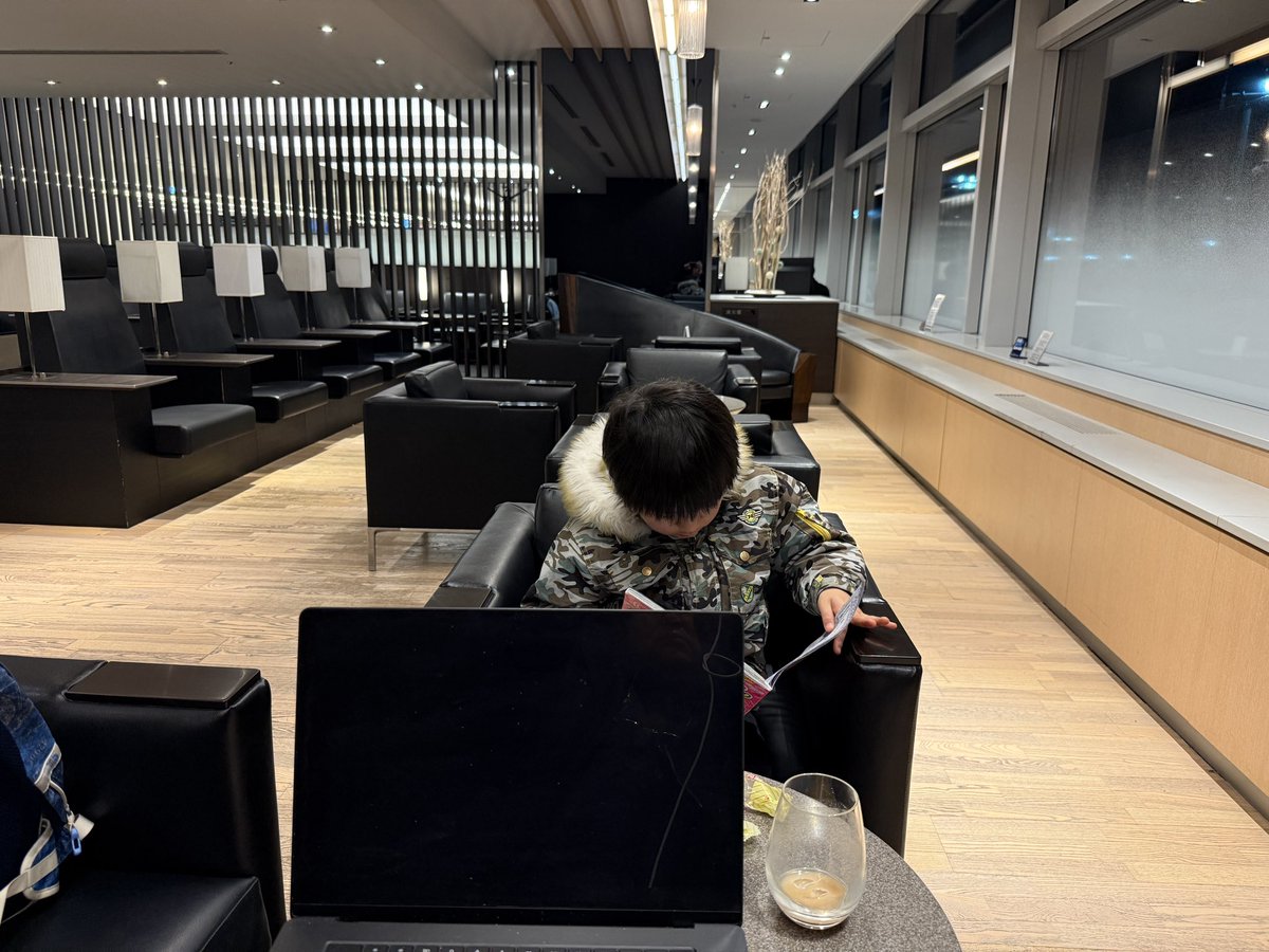n_waka's tweet photo. うえー。70分遅れ。
補償金2,000円相当出てるけど、秋田空港雪のため着陸できない場合は羽田空港に引き返す条件付運航。
て、今から秋田行って戻ってだと羽田空港に着くの24時近くなるじゃない…
もし引き返すことになったら最悪だ💦
#ANA #NH409 #HND → #AXT https://t.co/5CO2ZVNBfX